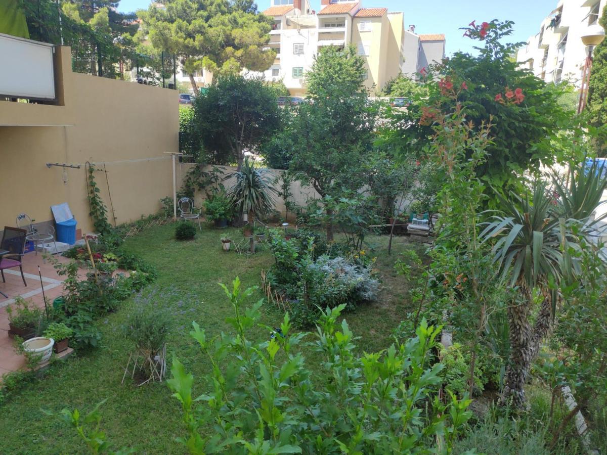 Spacious Apartment With Big Garden Near Beach Сплит Экстерьер фото